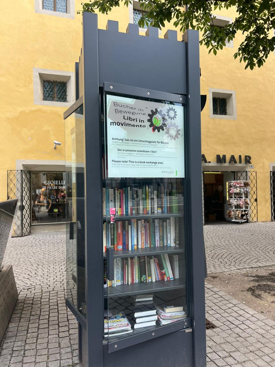 Hier ist ein Bild von der Bibliothek in Bruneck zu sehen.