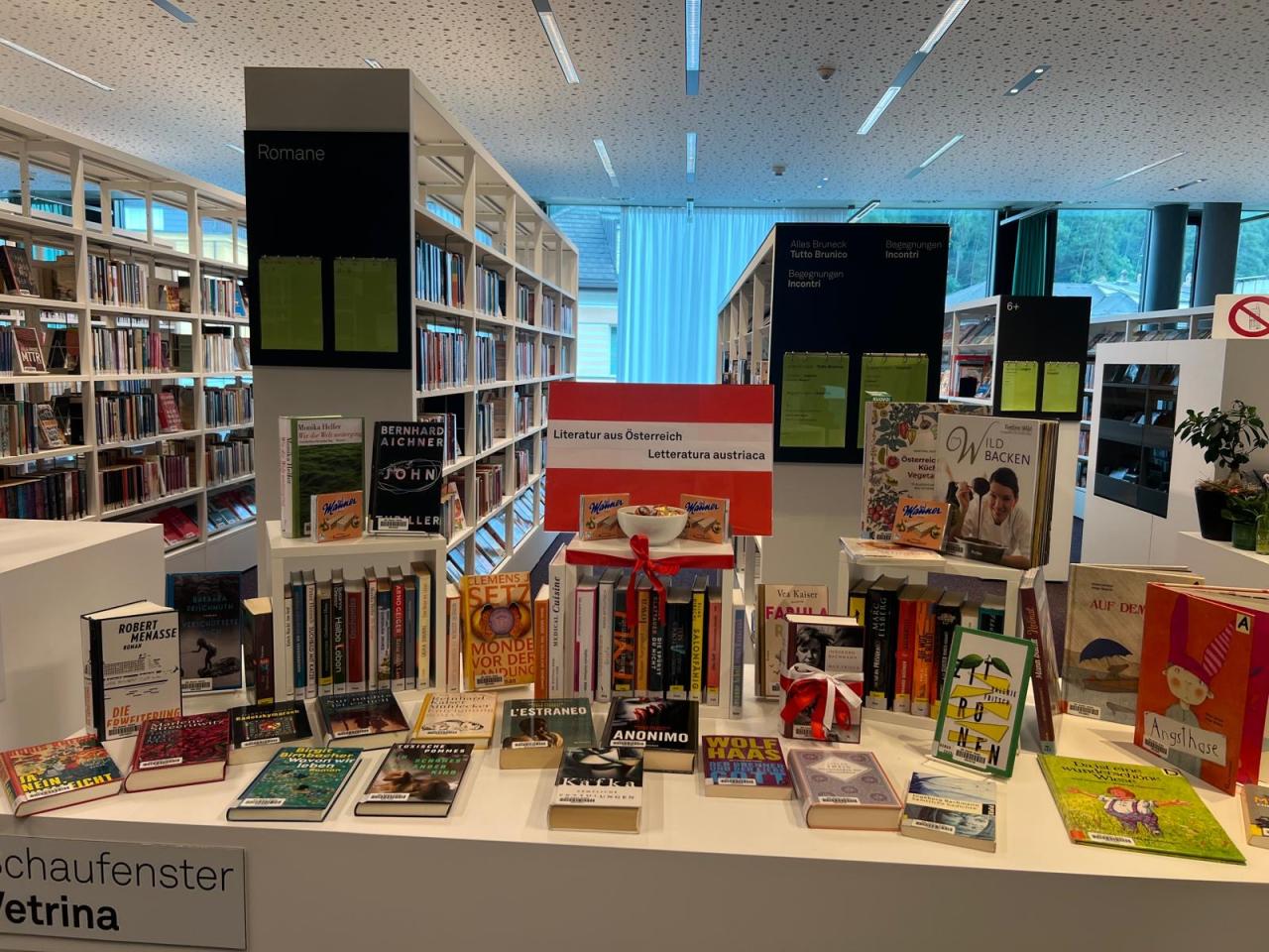 Hier ist ein Bild aus der Bibliothek in Bruneck zu sehen.