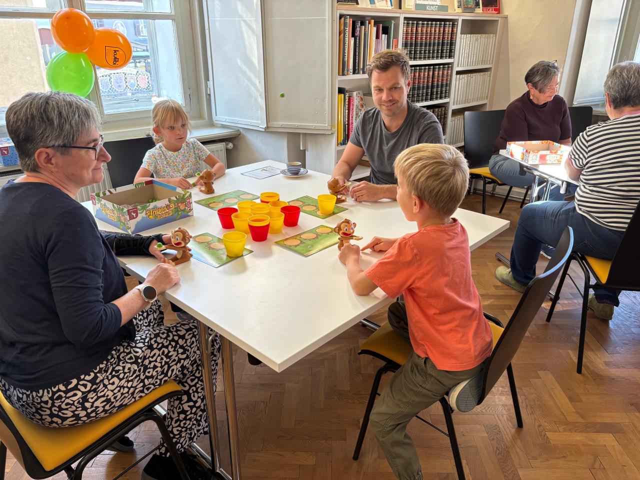 Hier ist ein Bild von einer Veranstaltung zu sehen.
