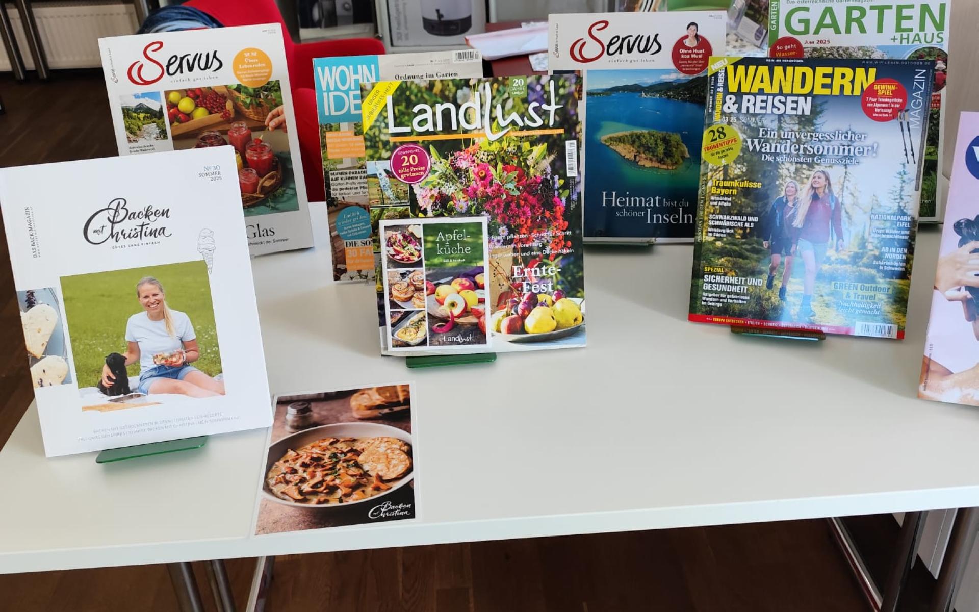 Hier ist ein Bild von neuen Zeitschriften.