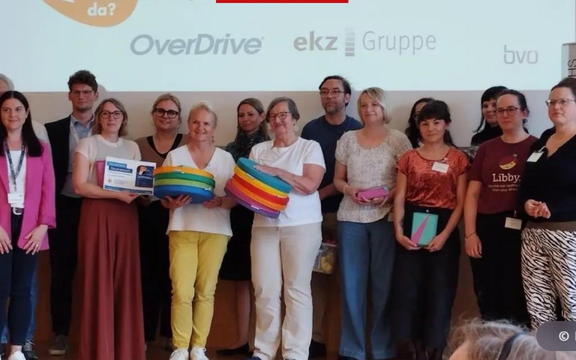 Hier ist ein Bild von einer Preisverleihung zu sehen.