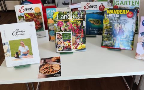 Hier ist ein Bild von neuen Zeitschriften.